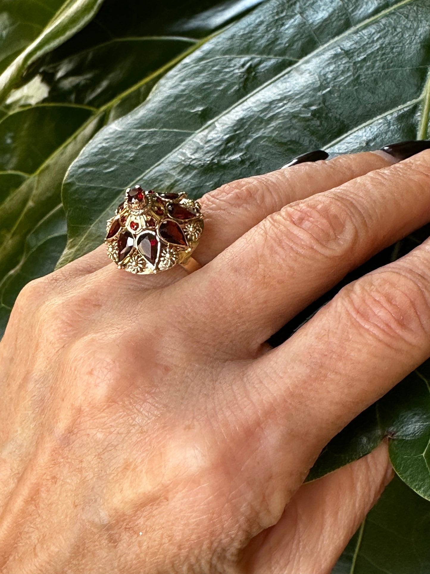 Harem Design Garnet Ring & 18k