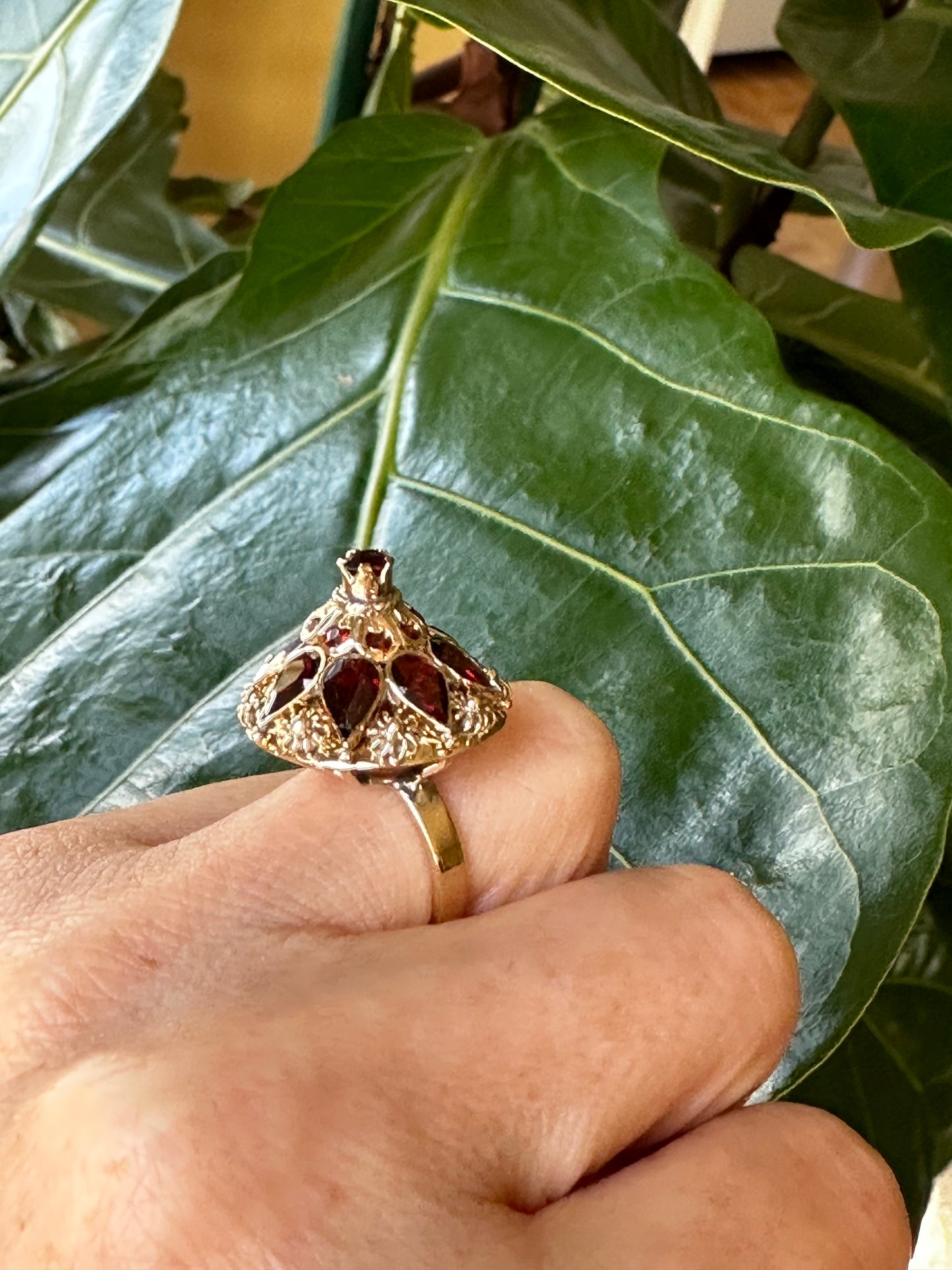 Harem Design Garnet Ring & 18k