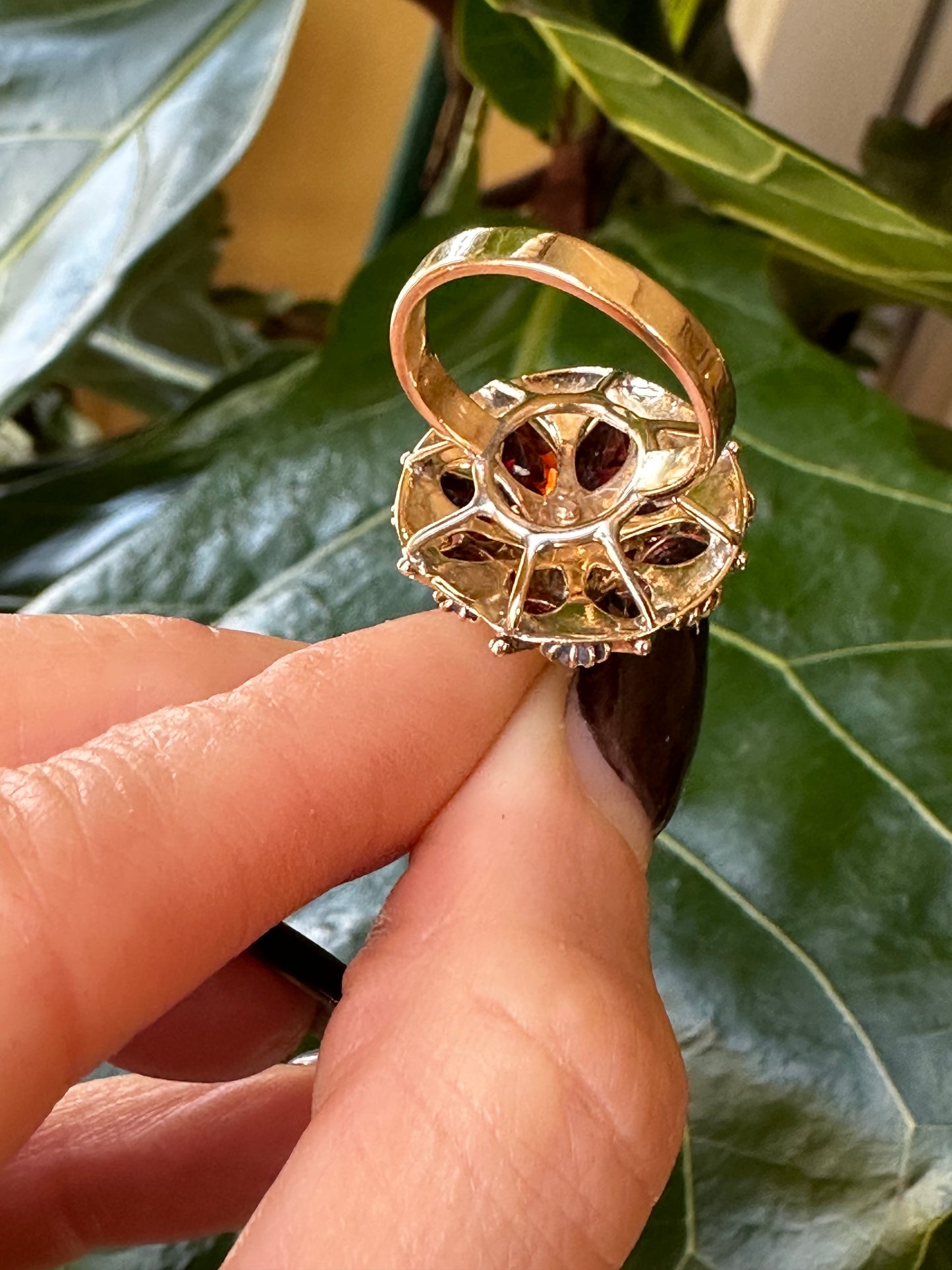 Harem Design Garnet Ring & 18k