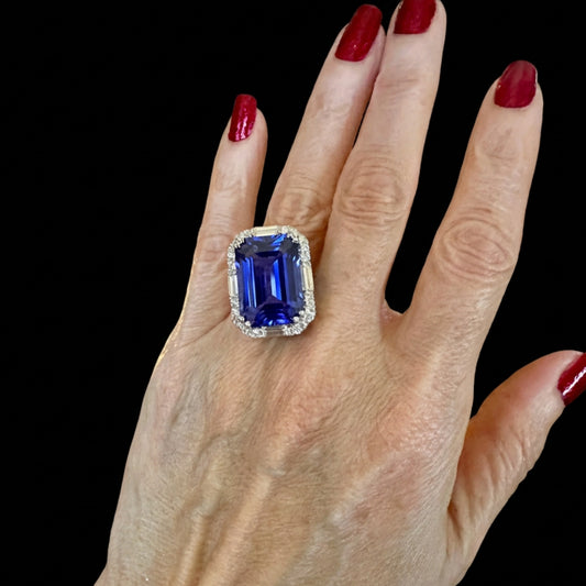 Tanzanite and Diamond Ring 18k 