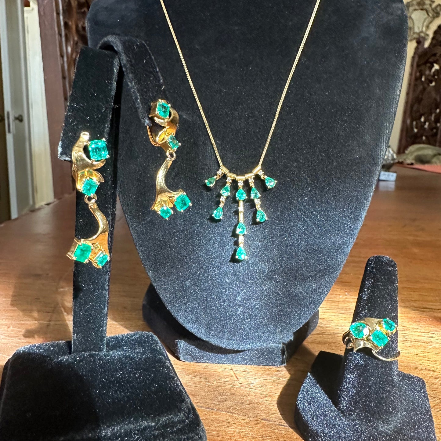 Multi Shape Vibrant Emeralds & Diamond Jewelry Set in 18k Yellow Gold