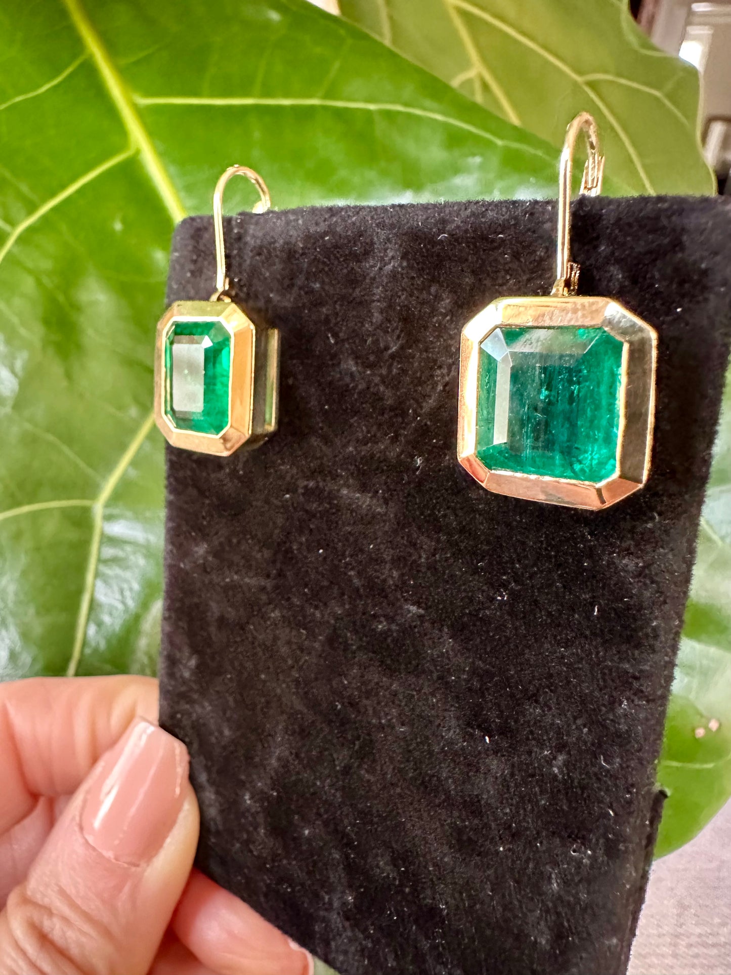 Impressive Green Emerald Earrings in 18k Yellow Gold