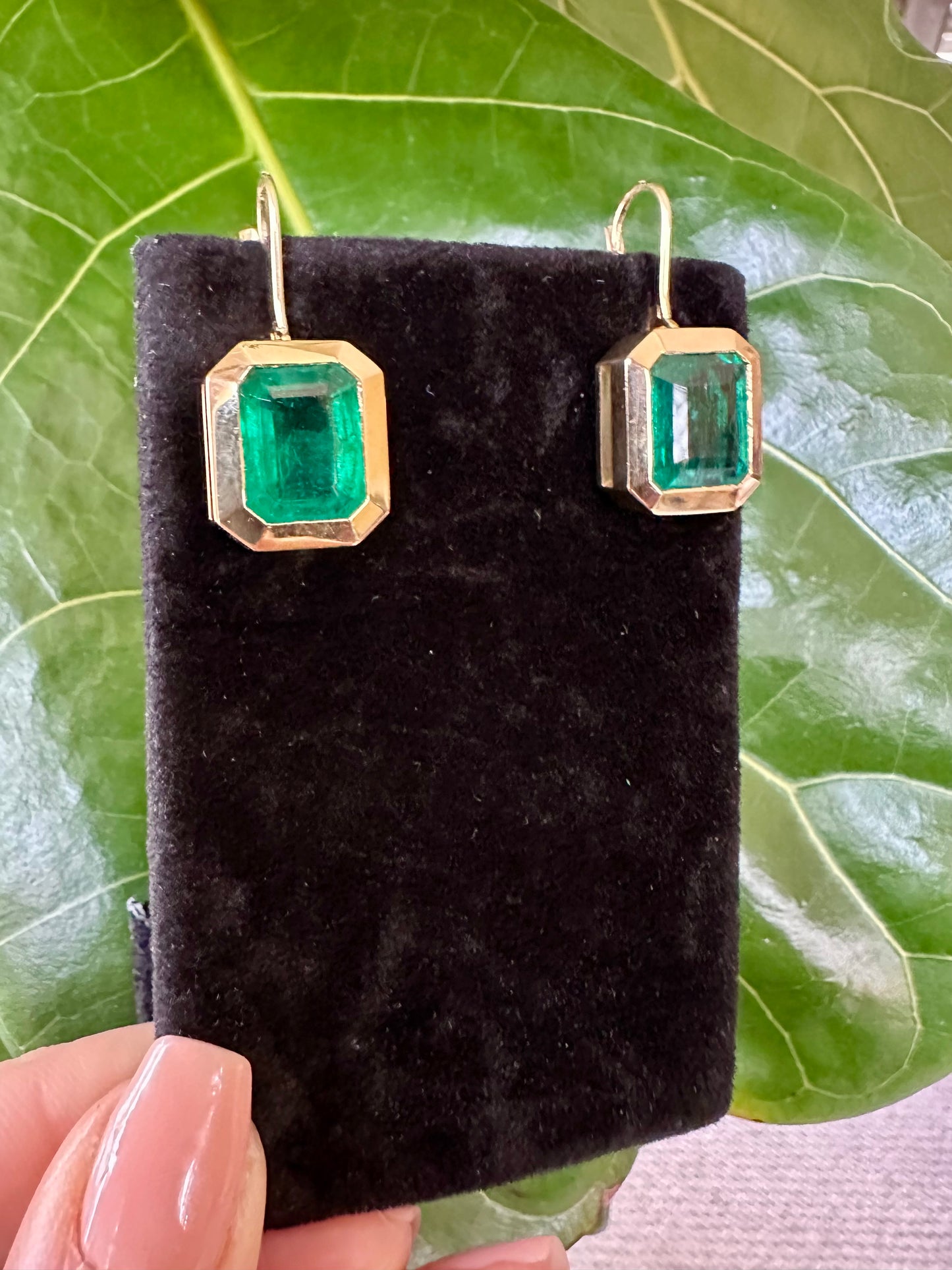 Impressive Green Emerald Earrings in 18k Yellow Gold