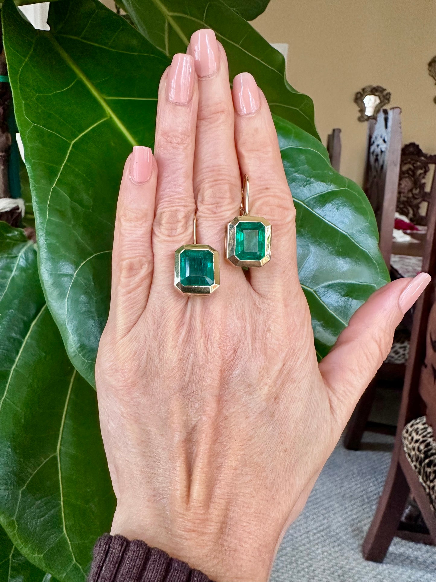 Impressive Green Emerald Earrings in 18k Yellow Gold