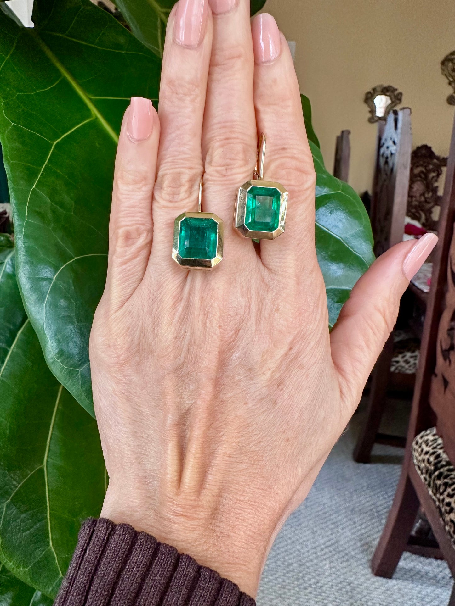 Impressive Green Emerald Earrings in 18k Yellow Gold