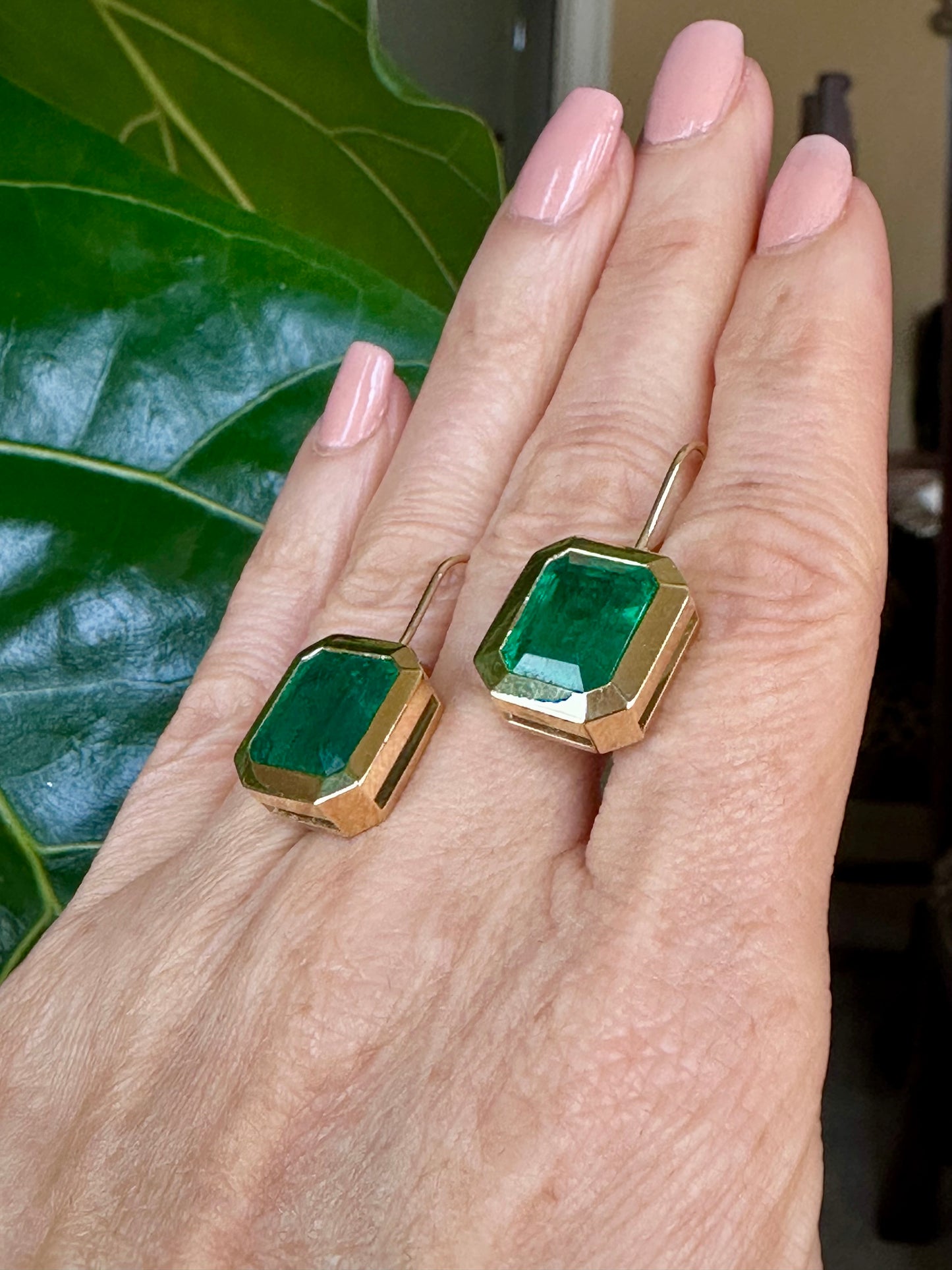 Impressive Green Emerald Earrings in 18k Yellow Gold