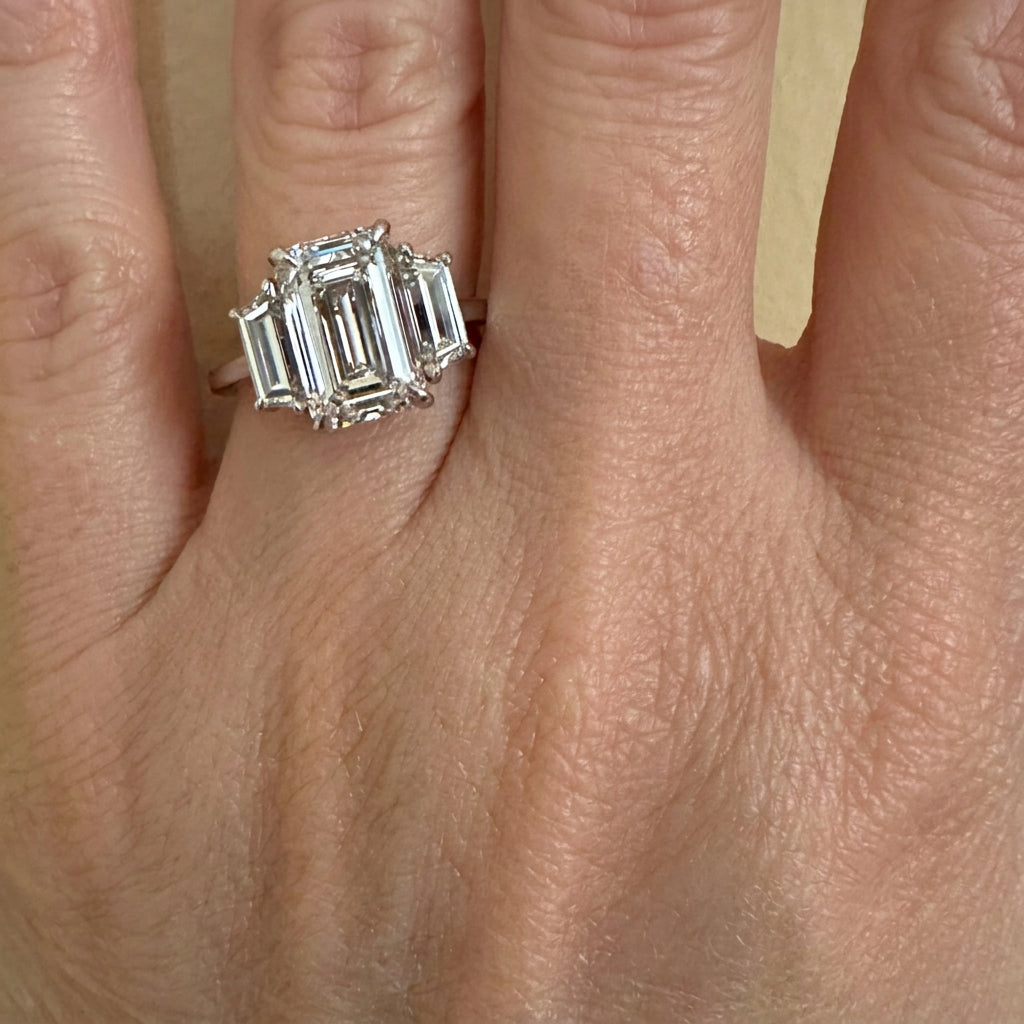 Stunning natural diamond ring GIA certified in Platinum